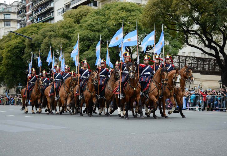 El sábado habrá desfiles por tierra y aire en conmemoración a la Revolución de Mayo.