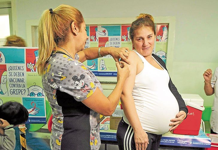 Pinchazo. Susana aplica a Gisella la vacuna antigripal.