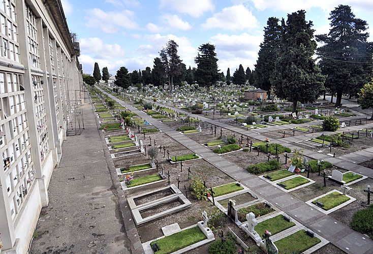 Áreas. Las tumbas y el cenizario ubicados sobre Guzmán y Newbery serían removidos. La plaza Elcano fue la primera.