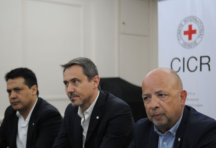 Diego Rojas, jefe de la misión del CICR en Buenos Aires, junto a Lorenzo Caraffi, jefe de la Delegación regional para Argentina Brasil, Chile, Paraguay y Uruguay y Corbaz. Algunos de los miembros que participarán del proceso de exhumación e identificación de los cuerpos.