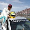 13-hamilton-con-el-casco-de-senna