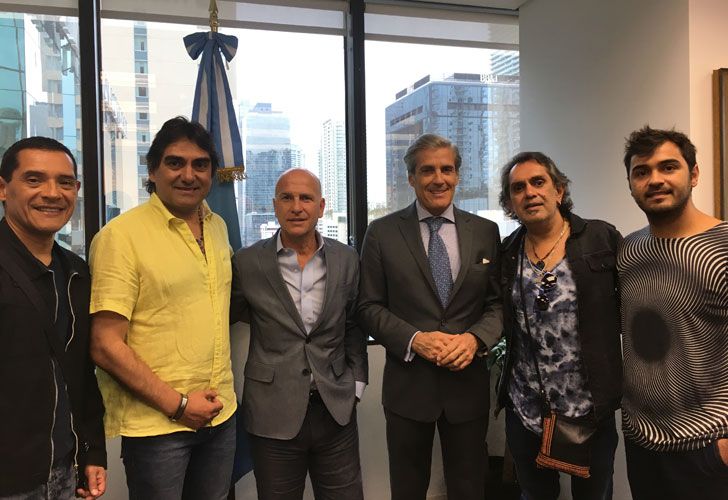 Los Nocheros y Bruno Ricci junto con el Consul Marcelo Giusto.