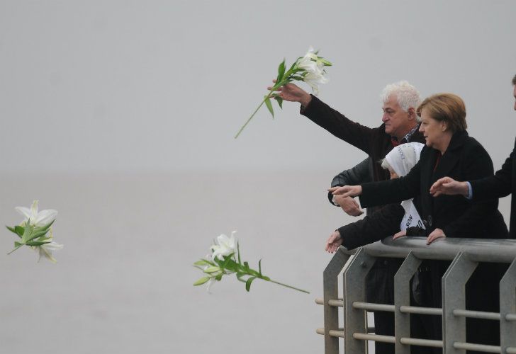 Merkel realizó una ofrenda floral en homenaje a las víctimas de la última dictadura.