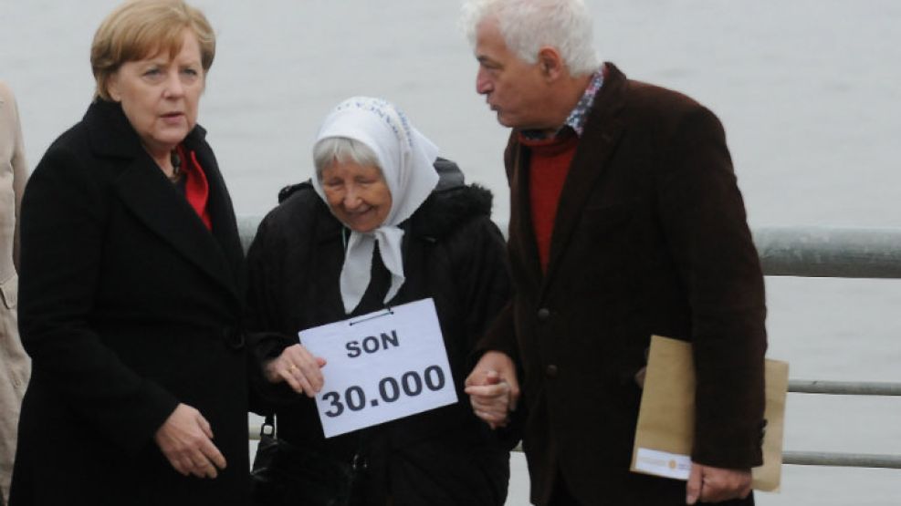 Merkel estuvo acompañada por a Marcelo Brodsky y Vera Jarach, de Madres de Plaza de Mayo