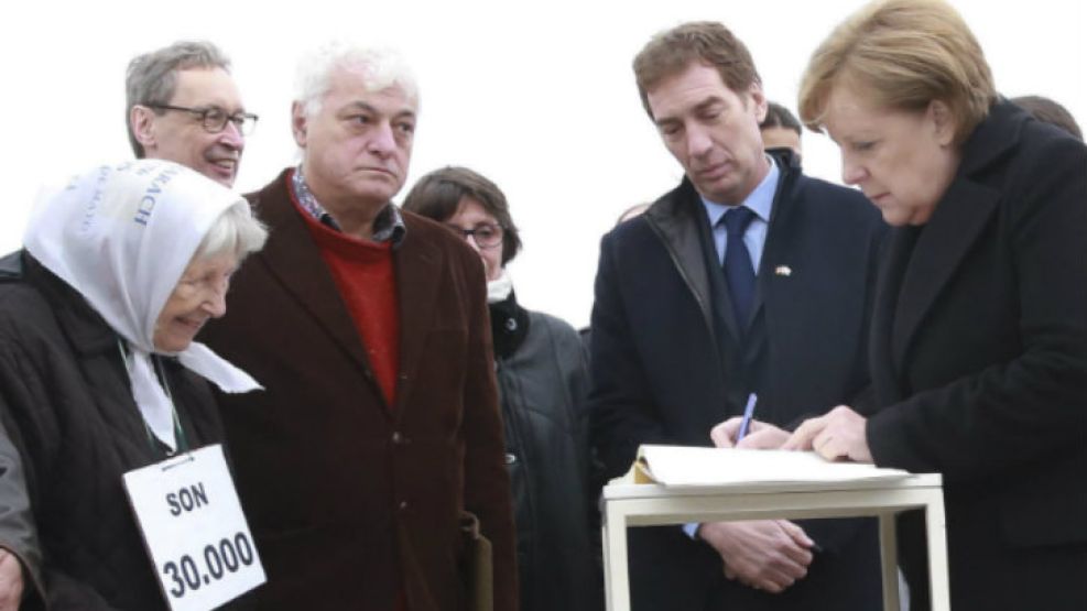 Vera Jarach junto a Angela Merkel en el Parque de la Memoria