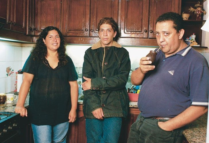 Luis D'Elía, junto a su hijo Pablo y su mujer. El piquetero logró en 2008 que la Anses le diera empleo en su barrio a tres de sus hijos. En 2011 contrataron al cuarto.