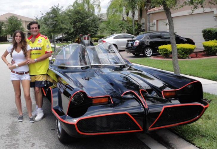 Sergio Goldvarg y su hija Katia en su casa de Weston con el Batimovil.