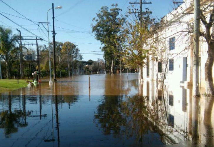 Más de tres mil personas se encontraban hoy evacuadas en localidades de Entre Ríos a raíz de la crecida del causa del río Uruguay.