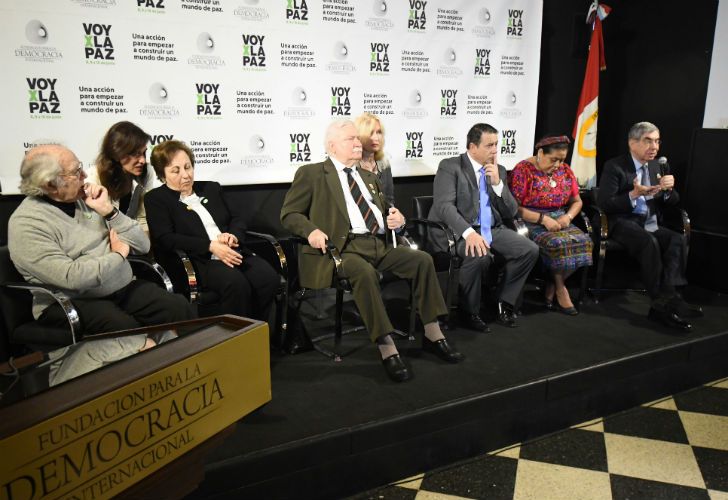 Los premios Nobel de la Paz Adolfo Pérez Esquivel, Rigoberta Menchú, Oscar Arias Sánchez, Shirin Ebadi y Lech Walesa participaron de un encuentro en Rosario.