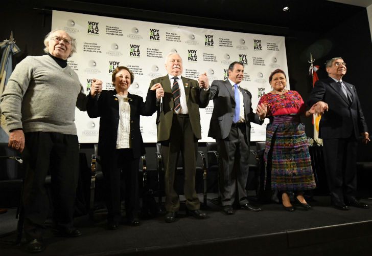 Los premios Nobel de la Paz Adolfo Pérez Esquivel, Rigoberta Menchú, Oscar Arias Sánchez, Shirin Ebadi y Lech Walesa.