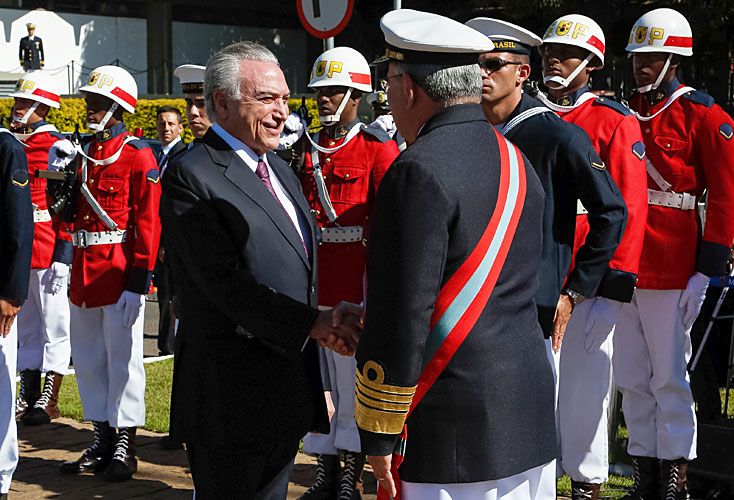 Exultante. El mandatario participó ayer de la conmemoración del 152º aniversario de la Batalla de Riachuelo, en la Guerra de la Triple Alianza. Sonrió frente a las cámaras y no expresó preocupación por la votación del Tribunal Superior Electoral.