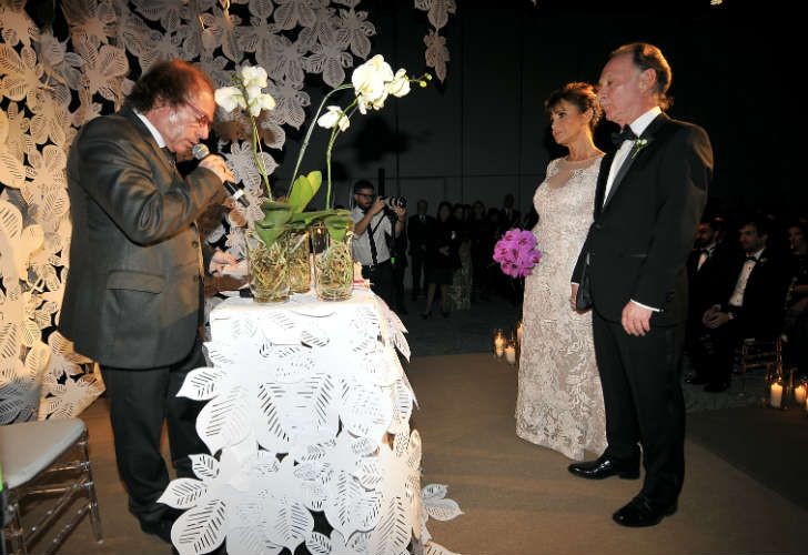 Gustavo Weiss y su esposa durante la ceremonia