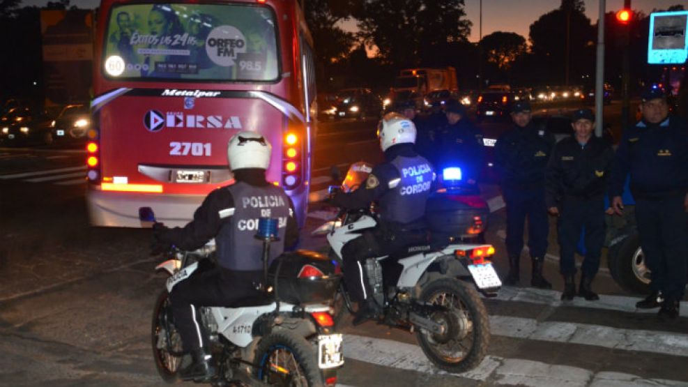 Gendarmería y policía custodiaron a los transportes que desafiaron el paro