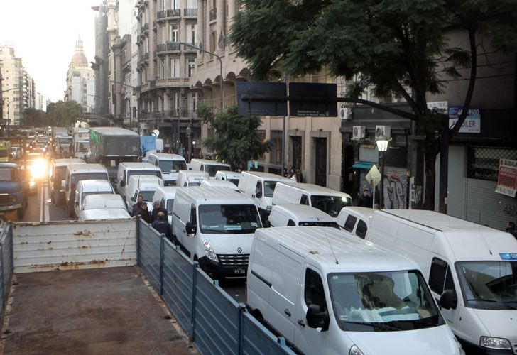 FLETEROS CORTAN LA AV CALLAO FRENTE AL MINISTERIO DE TRABAJO RECLAMANDO MEJORAS.