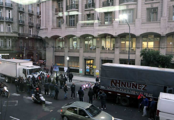 FLETEROS CORTAN LA AV CALLAO FRENTE AL MINISTERIO DE TRABAJO RECLAMANDO MEJORAS.