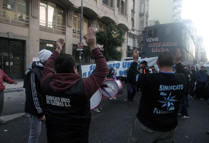 FLETEROS CORTAN LA AV CALLAO FRENTE AL MINISTERIO DE TRABAJO RECLAMANDO MEJORAS.