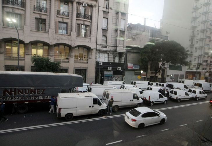 FLETEROS CORTAN LA AV CALLAO FRENTE AL MINISTERIO DE TRABAJO RECLAMANDO MEJORAS.