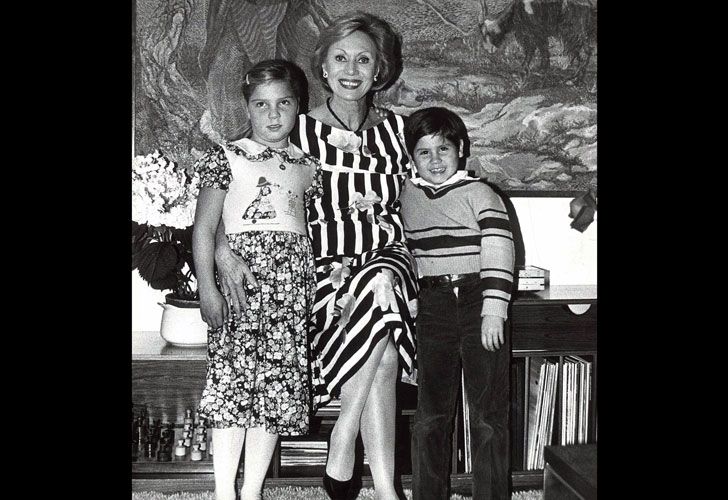 Ernestina Herrera de Noble junto a sus hijos adoptivos, Marcela y Felipe.