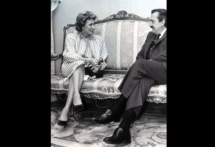 Ernestina Herrera de Noble junto a Raúl Alfonsín.