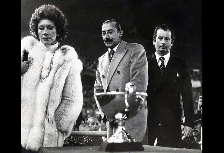 Ernestina Herrera de Noble, Rafael Videla y Julio Grondona. 