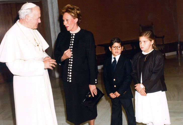 Ernestina Herrera de Noble junto a sus hijos, acompañados por el Papa.