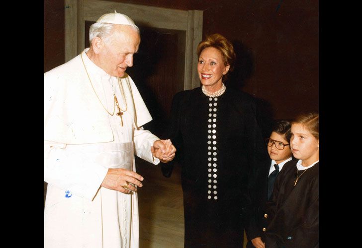 Ernestina Herrera de Noble junto al Papa. 