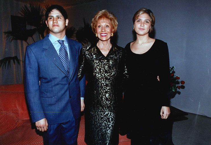 Ernestina Herrera de Noble junto a sus hijos, Marcela y Felipe. 