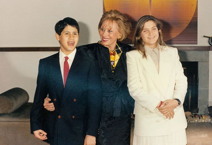 Ernestina Herrera de Noble junto a sus hijos, Marcela y Felipe. 