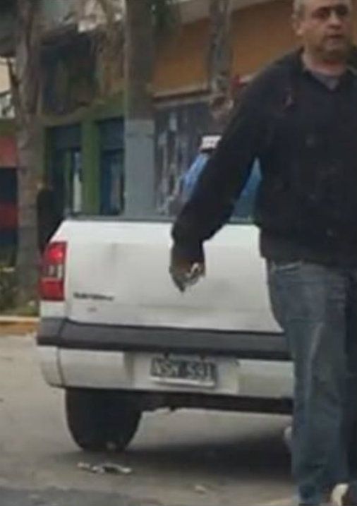 El hombre se bajó de un Volkswagen Saveiro propiedad del municipio que encabeza el massista Luis Andreotti.