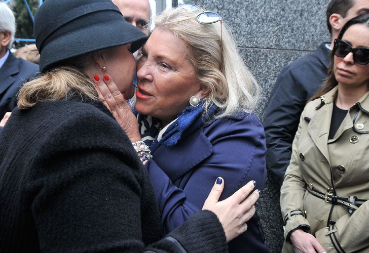 Elisa Carrio saluda a Marcela Herrera de Noble en el último adiós a Ernestina Herrera de Noble