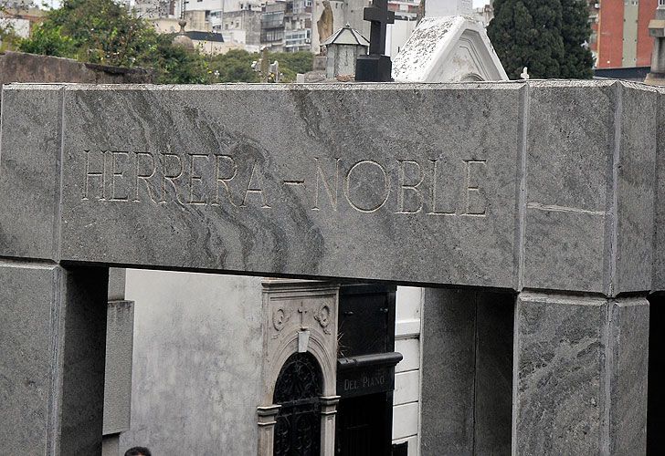 Los restos de Ernestina Herrera de Noble descansan en el cementerio de la Recoleta