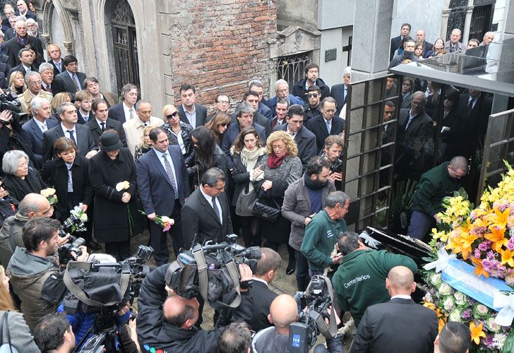 Los restos de Ernestina Herrera de Noble fueron despedidos en el cementerio de la Recoleta