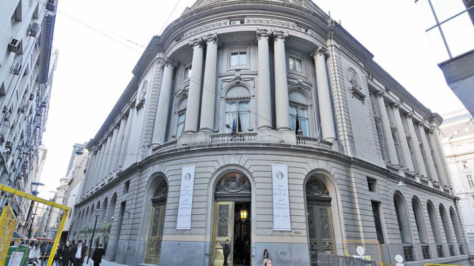EN LA MIRA. Desde la CNV pondrán la lupa sobre las noventa firmas que cotizan en la Bolsa porteña.