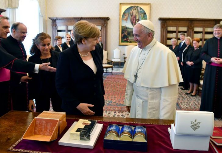 Tras la controvertida reunión del G7 -y la salida de EEUU del acuerdo- la canciller alemana visitó al Papa.