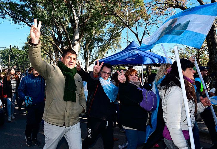 Simpatizantes llegan a la cancha de Arsenal en Avellaneda, para el acto de lanzamiento del Frente por la Unidad, liderado por Cristina Fernández de Kirchner