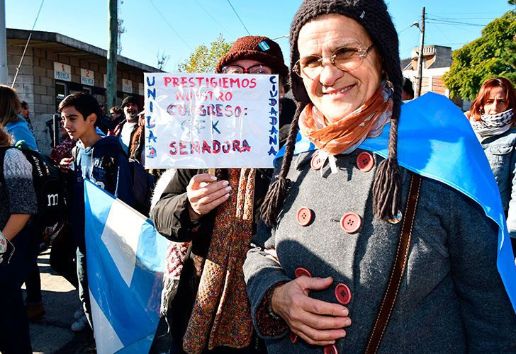 Simpatizantes llegan a la cancha de Arsenal en Avellaneda, para el acto de lanzamiento del Frente por la Unidad, liderado por Cristina Fernández de Kirchner