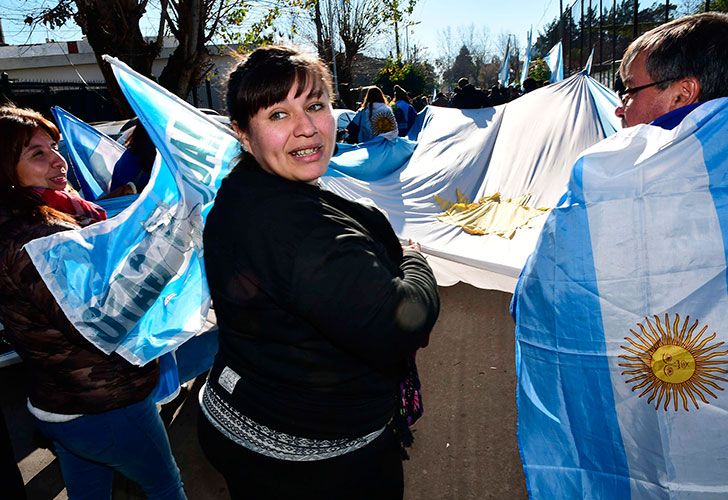 Simpatizantes llegan a la cancha de Arsenal en Avellaneda, para el acto de lanzamiento del Frente por la Unidad, liderado por Cristina Fernández de Kirchner