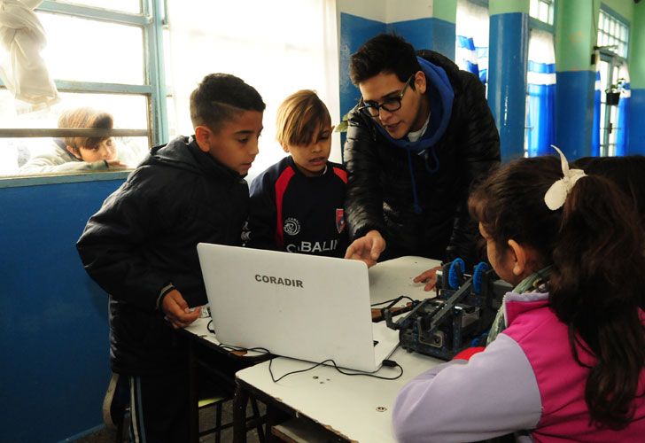 Roboticar le acerca la tecnología a los chicos para mejorar su aprendizaje.