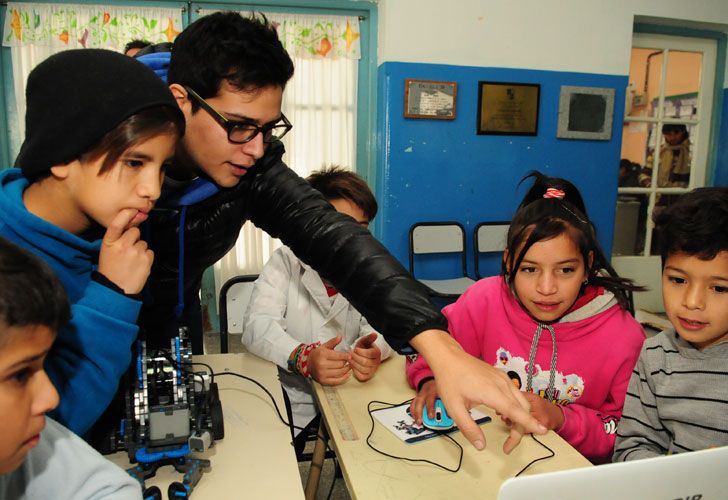 Roboticar le acerca la tecnología a los chicos para mejorar su aprendizaje.