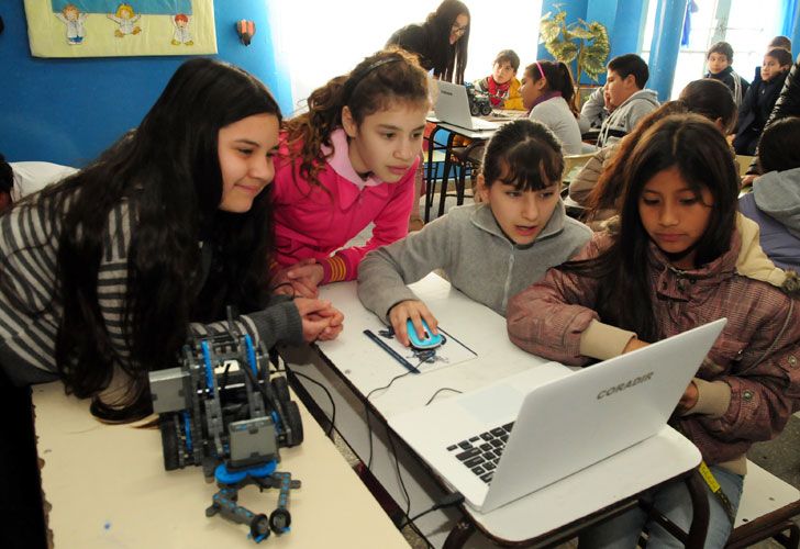 Roboticar le acerca la tecnología a los chicos para mejorar su aprendizaje.