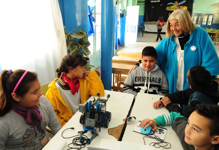 Roboticar le acerca la tecnología a los chicos para mejorar su aprendizaje.