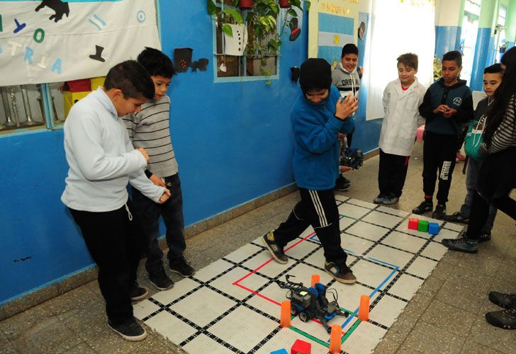 Roboticar le acerca la tecnología a los chicos para mejorar su aprendizaje.