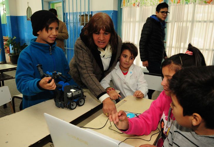 La directora de la escuela junto a los chicos.