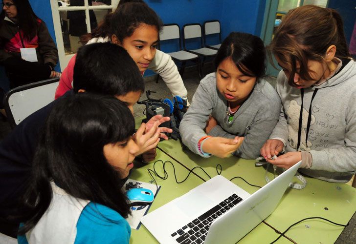 Roboticar le acerca la tecnología a los chicos para mejorar su aprendizaje.