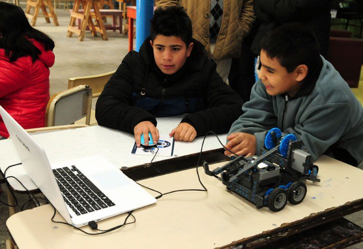 Roboticar le acerca la tecnología a los chicos para mejorar su aprendizaje.