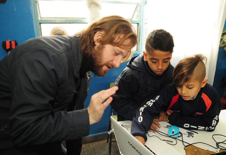 Roboticar le acerca la tecnología a los chicos para mejorar su aprendizaje.