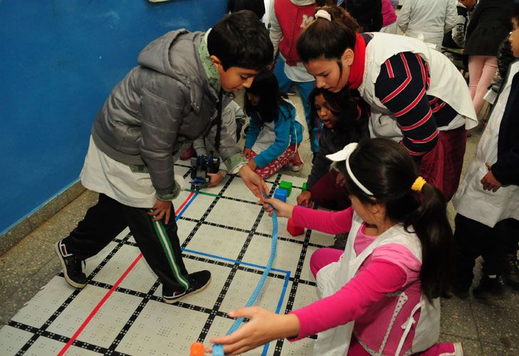 Roboticar le acerca la tecnología a los chicos para mejorar su aprendizaje.