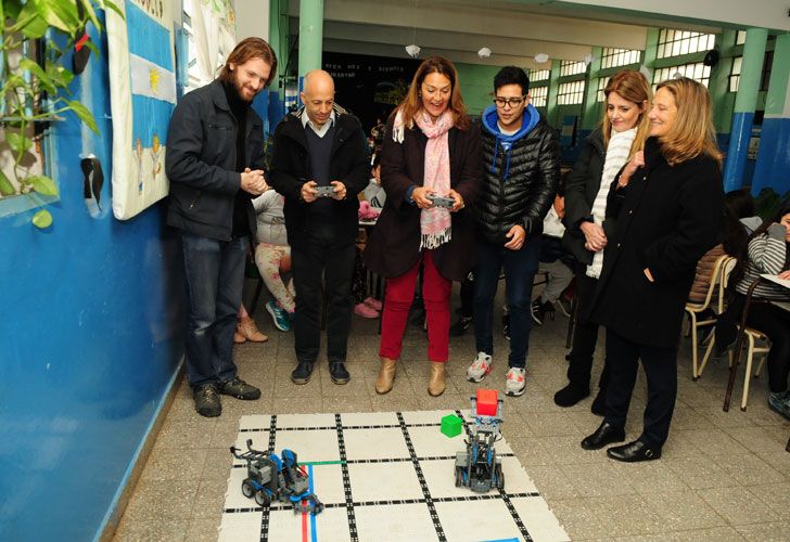 El intendente de Pilar, Nicolás DUcoté, junto a la secretaria de Educación, Marcela Campagnoli probando los robots.