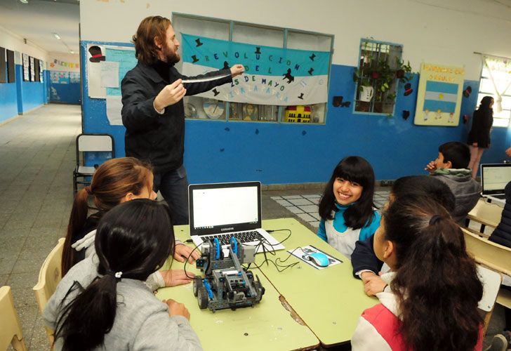 Roboticar le acerca la tecnología a los chicos para mejorar su aprendizaje.