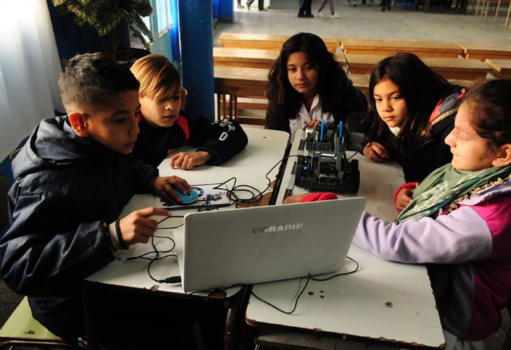 Roboticar le acerca la tecnología a los chicos para mejorar su aprendizaje.